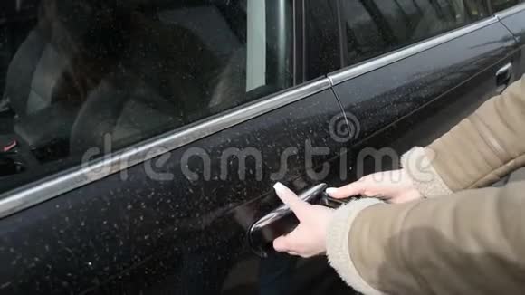 女人手和钥匙正试图打开他那辆肮脏的黑色汽车的门视频的预览图