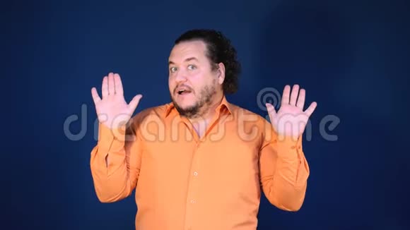 穿橙色衬衫的滑稽胖子在跳舞生日快乐快乐视频的预览图