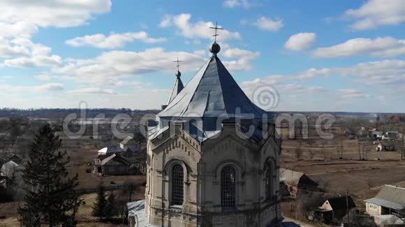 乌克兰老天主教堂的鸟瞰图及其附近的飞龙视频的预览图