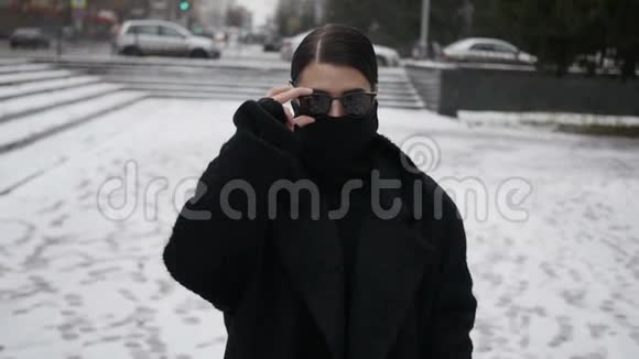 穿大衣的女人藏着脸视频的预览图