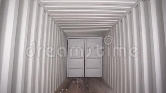 在大型集装箱内库存录像从上锁的货物集装箱内观看白色条纹铁墙视频的预览图