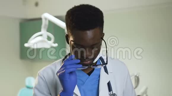 在医院办公室戴眼镜的年轻非洲医生视频的预览图