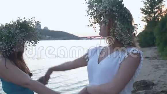 两个美丽的女孩在河岸上跳舞视频的预览图
