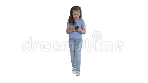 小可爱的女孩惊讶于在白色背景下移动智能手机上的有趣信息视频的预览图