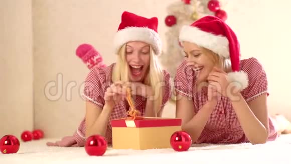有天赋情感的女朋友新的渴望礼物和准备礼物圣诞快乐新年快乐最好的视频的预览图