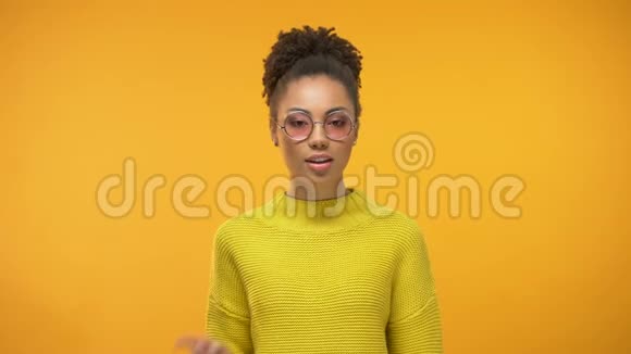 戴着眼镜的非裔美国女士表现出沉默的姿态和皱纹调情视频的预览图