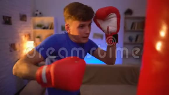 十几岁的孩子戴着手套打拳击梦想成为拳击手健身视频的预览图