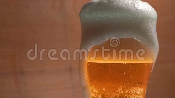 酒吧里的一杯冷啤酒视频的预览图