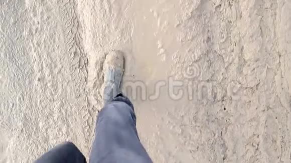 建筑工地的沼泽穿着橡胶靴人的脚在沼泽里困难路线视频的预览图