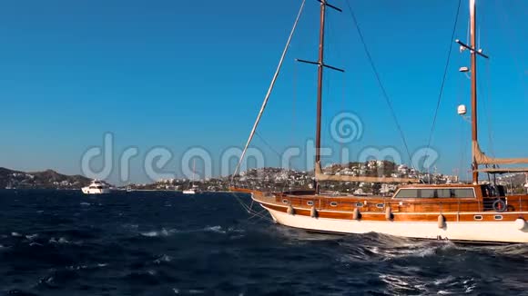 夏季在地中海的海景和木制帆船蓝天群山和干净的碧水海浪都很平缓视频的预览图