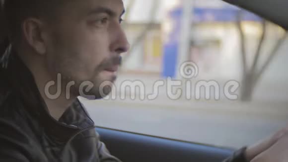 一个开车上路的人视频的预览图