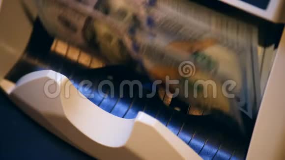 银行设备计算打印的美元钞票视频的预览图