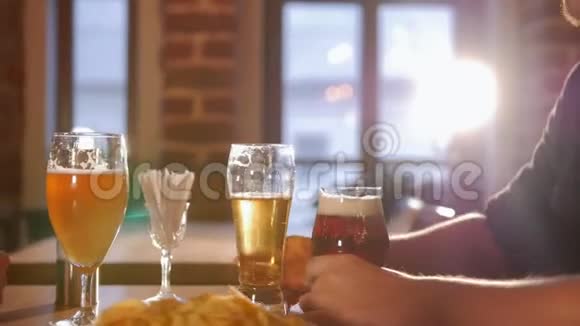 女服务员斟满了啤酒就走了视频的预览图