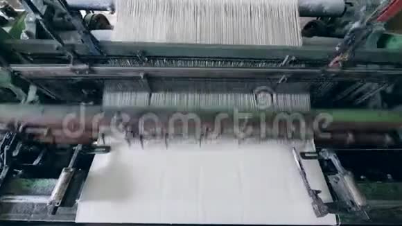 在工业织布机上生产白布视频的预览图