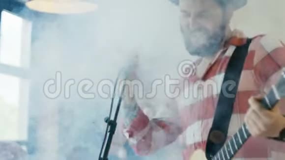 吉他手在烟雾中唱歌视频的预览图