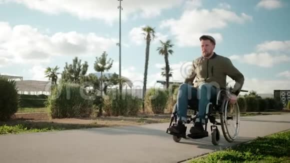 孤独的残疾人在街上散步视频的预览图