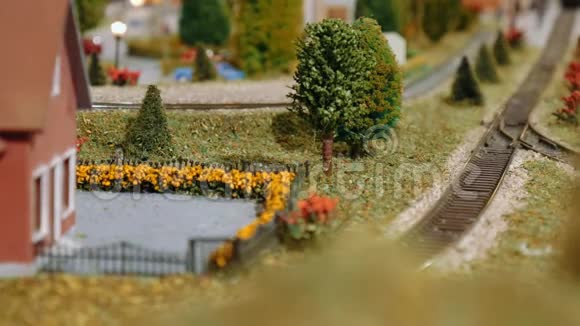 在迪奥拉马上经过的火车模型视频的预览图
