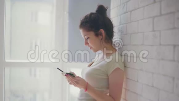 年轻女士在家里通过互联网购买视频的预览图