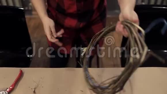 女性用钳子编织花圈切割木棒视频的预览图