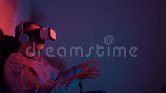 年轻人使用VR耳机和耳机在虚拟合成器上播放视频的预览图
