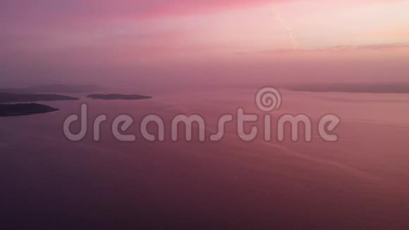 海岸无人机拍摄的粉色日落视频的预览图