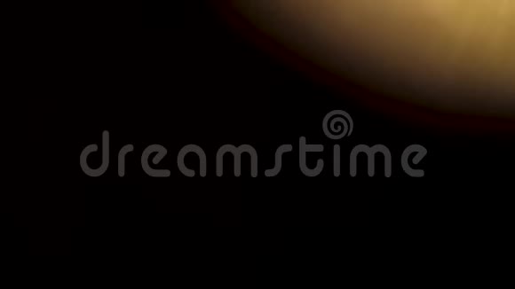 金色的光球在黑暗的背景下出现并移动视频的预览图