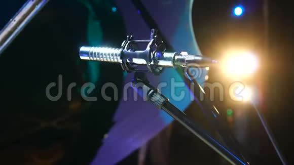 音乐会麦克风站在空荡荡的俱乐部的舞台上聚光灯视频的预览图