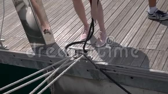 水手在搬运器具上系绳视频的预览图