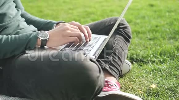 年轻的职业商人用他的电脑和手机分析公司信息和数据视频的预览图