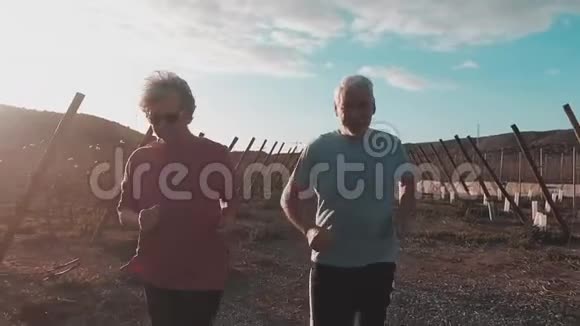 积极向上的老年人一起跑步健康的生活方式视频的预览图