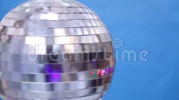 美丽的迪斯科球旋转与耀斑无缝视频的预览图