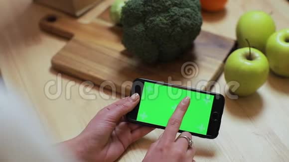 美国纽约2019年3月5日特写女性的手浏览智能手机与色度键在厨房在家早餐视频的预览图