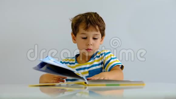 慢动作亚洲小孩在客厅看书快乐兴奋或感兴趣的书故事视频的预览图