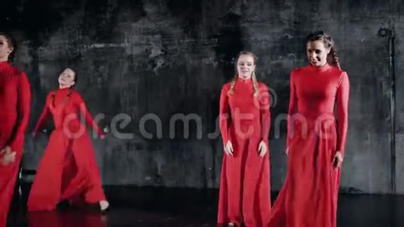 现代风格舞者穿红色服装室内表演舞蹈练习视频的预览图