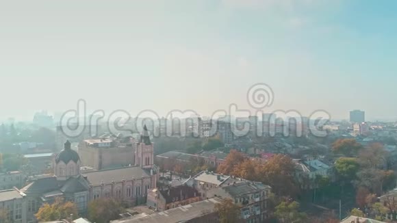 乌克兰敖德萨老城区雾蒙蒙的早晨视频的预览图