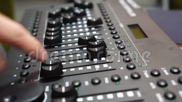男性手使用混合控制台录音室与工程师或音乐制作人混合办公桌视频的预览图