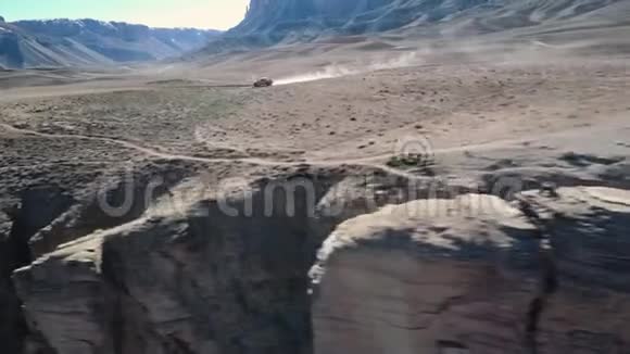 车辆行驶在偏僻的山路上会产生灰尘视频的预览图