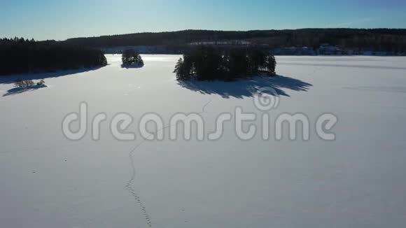 冰冻湖无人机镜头上的脚步声视频的预览图