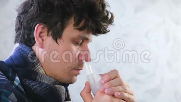 病人用吸入器吸鼻子特写面部侧视图使用雾化器和吸入器进行治疗视频的预览图
