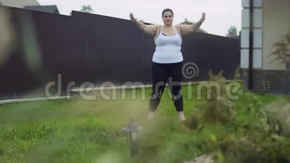 那个胖女孩正在做运动视频的预览图