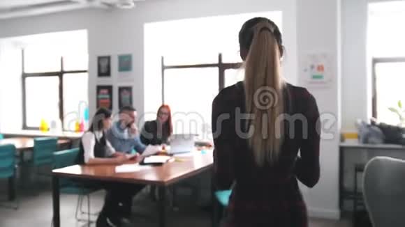 商业概念一个工作组举行会议一个女人带着文件和团队看着它视频的预览图