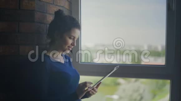 浏览平板电脑网上商店的年轻女子视频的预览图