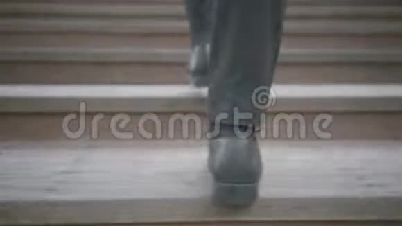 一个穿着昂贵西装和鞋子的时髦穿着的商人的腿走上楼办公室生活方式商业视频的预览图