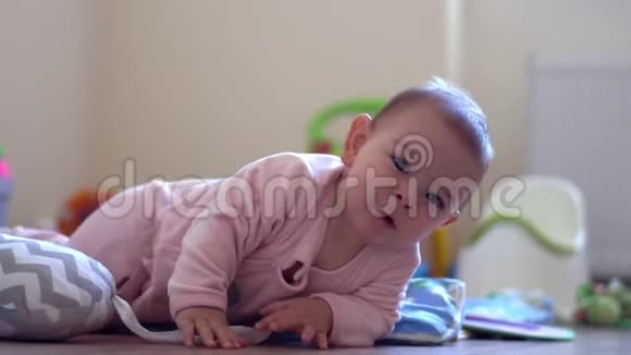 婴儿在室内的一个房间里爬向相机微笑着笑着学习活动爬行视频的预览图