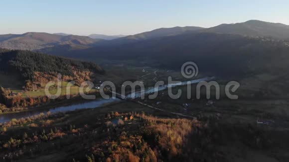 鸟瞰秋季景观山林河在斜坡上有舒适的木制乡村房屋美国喀尔巴阡山脉视频的预览图