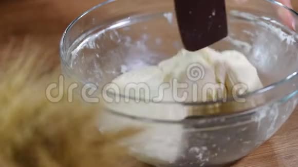 准备面团混合配料做自制酵母面包视频的预览图