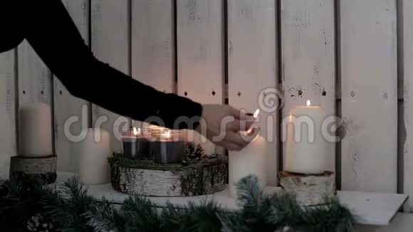 一位女士点燃蜡烛寒假的温暖和气氛视频的预览图