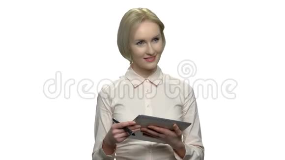 负责平板电脑的女平面设计师视频的预览图