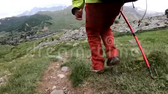 在山里徒步旅行背着背包行走的女人的后景视频的预览图