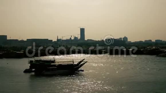 多哈卡塔尔港口有许多船只视频的预览图